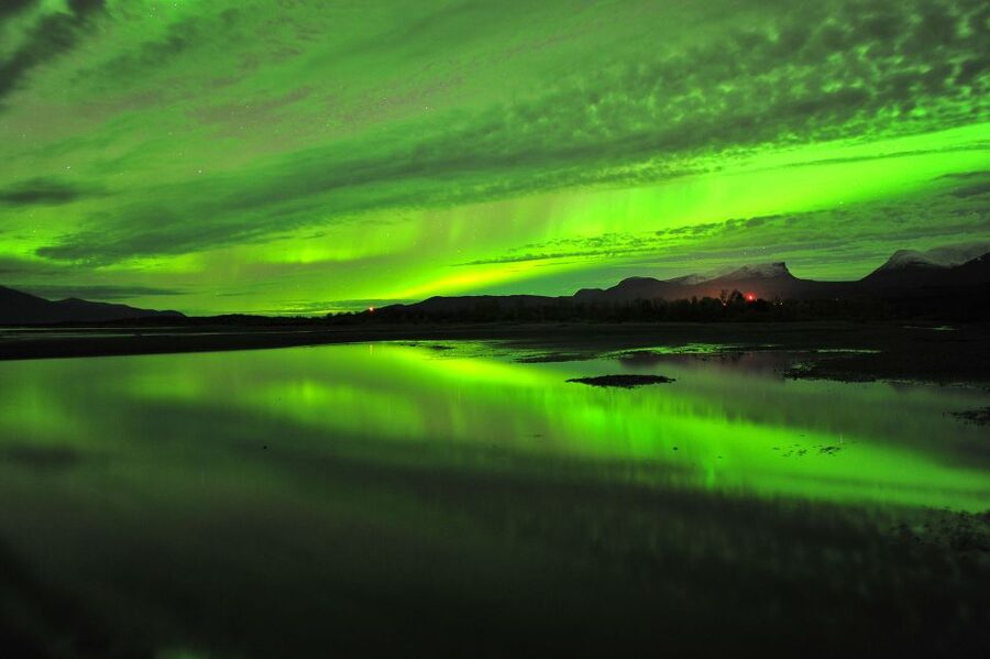 Abisko: Guided Aurora Chase with Hotel Transfers - Photography, darkness, and what to pack
