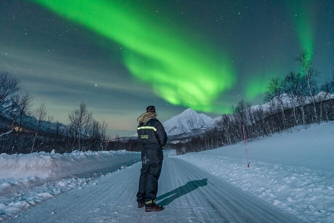Aurora Hunt with the campfire and professional photographer - Guides who make the difference