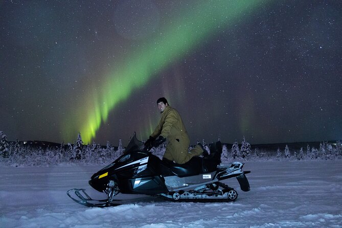 Aurora Sleighers Snowmobile Tour in Fairbanks - Snowmobiling beneath the dark Alaskan sky