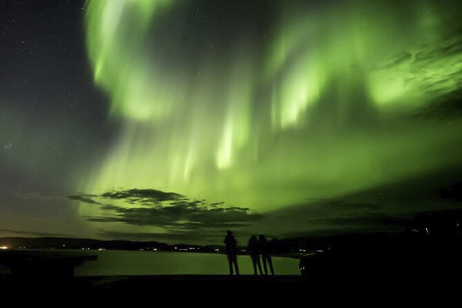 From Reykjavik 4x4 Minibus Northern Lights with Photo and Cocoa - Hot cocoa, pastries, and hand warmers