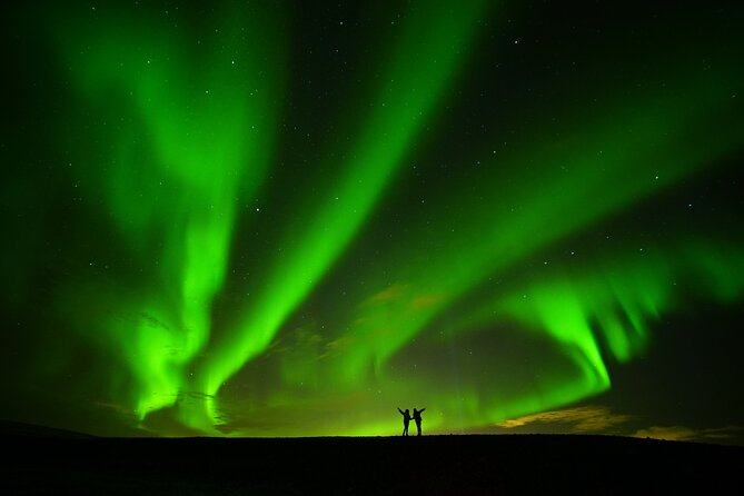 From Reykjavík: Evening Lava Tunnel Tour and Northern Lights Tour - Staying warm during the wait