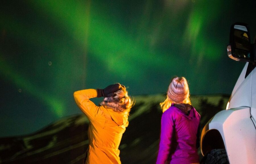 From Reykjavík: Northern Lights Super Jeep Tour - Warm drinks, photos, and the social side