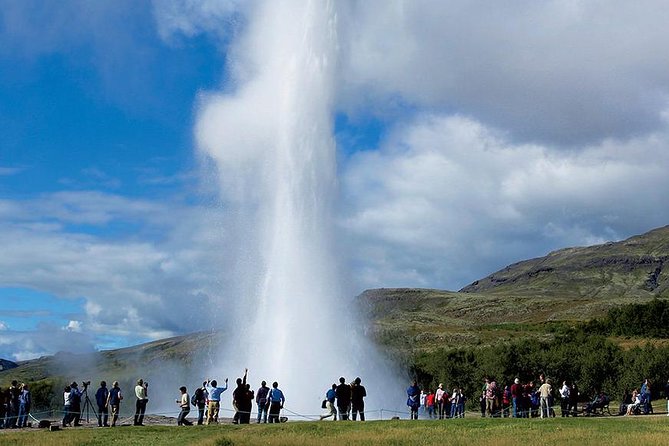 Golden Circle Tour and Evening Northern Lights Cruise from Reykjavik - Does the $197.55 price offer good value?