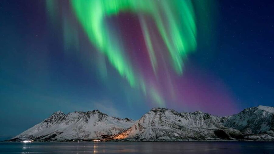 Henningsvær: Northern Lights Tour with Photographer - Setting out from Henningsvær after dark