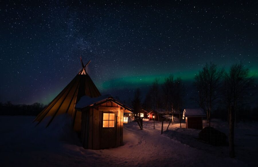 Ivalo: Lake Inari Northern Lights Tour w/ Reindeer & Dinner - A pause beside Lake Inari in the dark