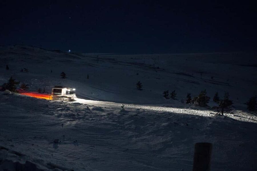 Levi: Northern Lights Tour on a Snowcat - The Fell-Top Viewpoint and the Search for Clearer Sky