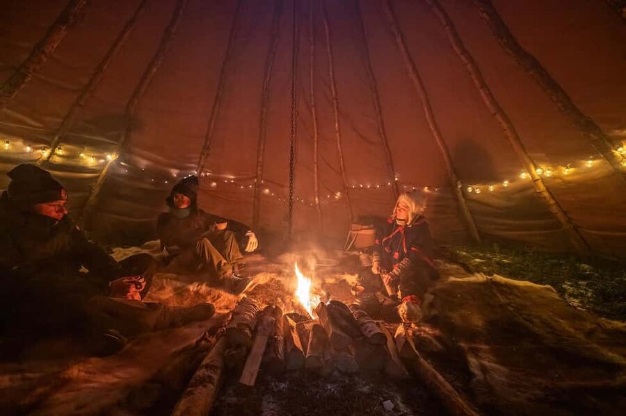 Luleå: Sami Culture, Reindeer, and Northern Lights Tour - Meeting the reindeer in the dark