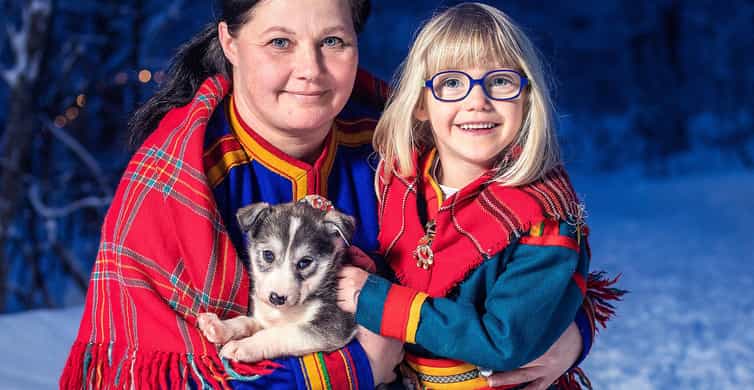 Narvik: Dog-sledding with Northern Lights Ceremony - Meeting the huskies before the sled ride