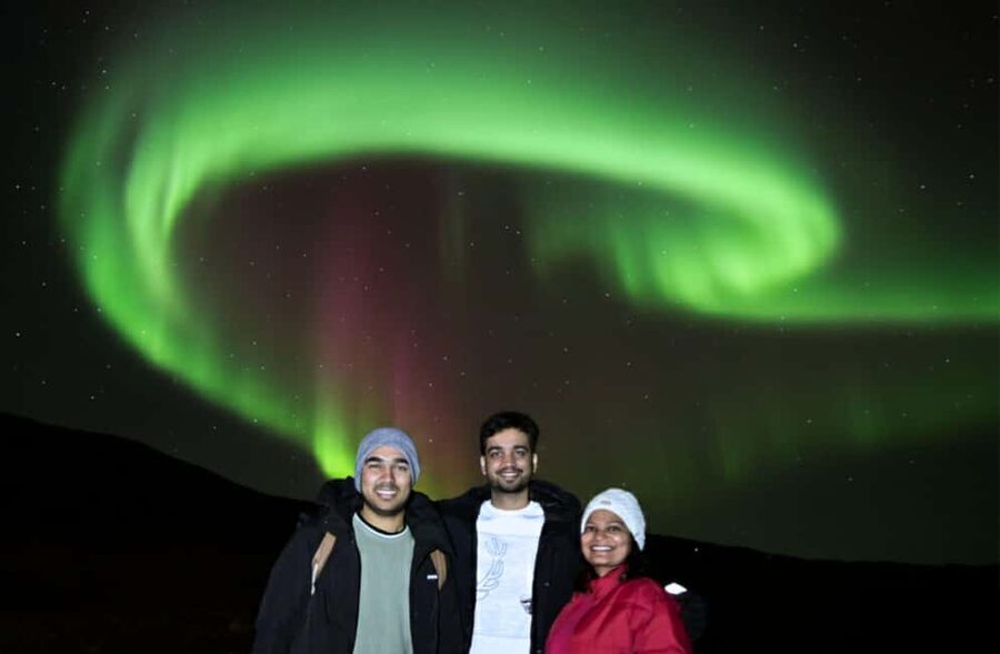 Northern Lights: 4x4 Adventure with Treats, Photos & Cocoa - Waiting under Iceland’s winter sky
