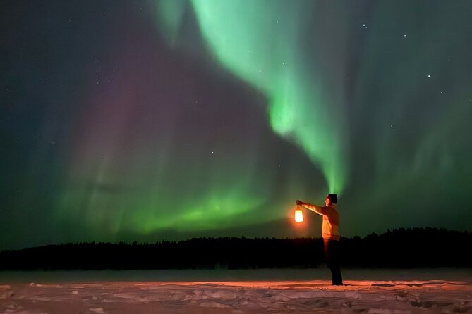 Northern Lights Adventure in the Wild with Campfire Treats - Waiting for the aurora without freezing