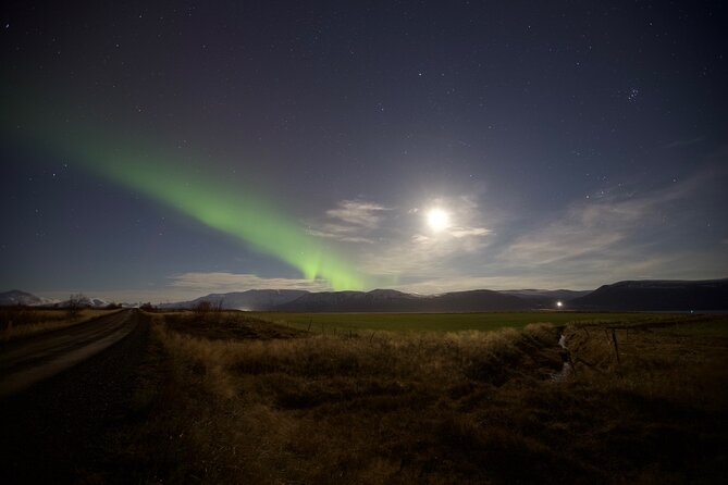 Northern Lights Classic MiniBus Tour from Akureyri - Guides who add more than a drive