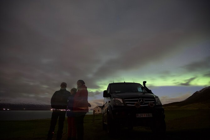 Northern Lights Classic MiniBus Tour from Akureyri - Hot chocolate, cookies, and the cold factor