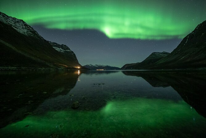 Northern Lights Expedition Tromsø - 6 people - Arctic Photo Guide - Walking beyond the vehicle