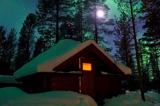 Northern Lights Hunt from Rovaniemi with Folk Tales and Snacks over Campfire - Staying warm in Rovaniemi’s winter darkness