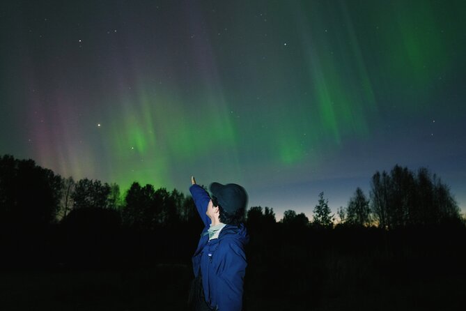 Northern lights hunting photo tour with bbq; small groups - Waiting beside the fire