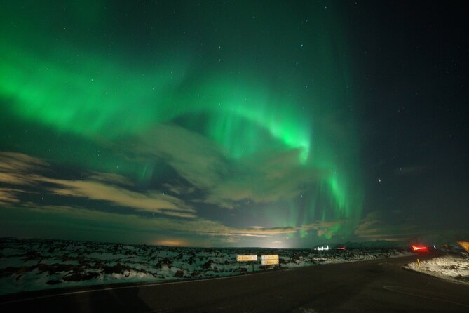 Northern Lights In luxury off-road SUV with Photos and Treats - Aurora Basecamp adds structure to the night