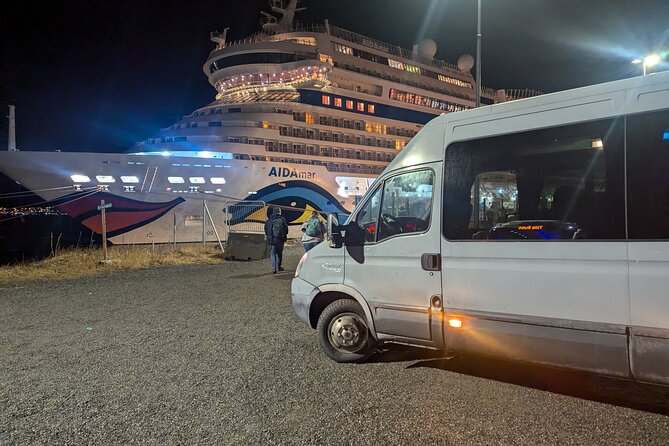 Northern Lights Minibus Chase Max 16 Person In Group - The guide makes the difference