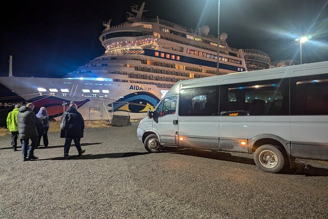 Northern Lights Minibus Chase Max 16 Person In Group - Stops, darkness, and photo time
