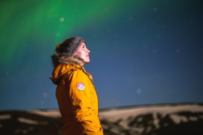 Northern Lights Minibus Tour with Hot Cocoa, Blankets & Photos - Who should book this aurora hunt?