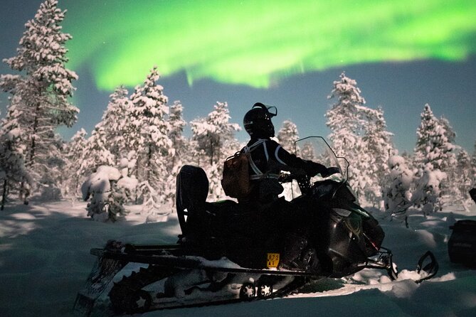 Northern lights safari by snowmobile - The campfire stop and Finnish wilderness food