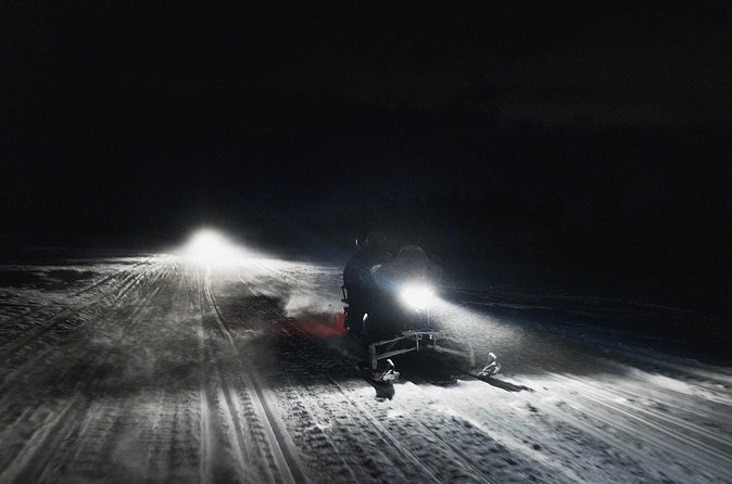 Northern lights safari by snowmobile - Guide quality and group size