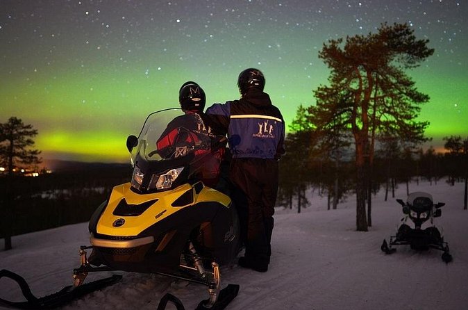 Northern Lights Snowmobile Hunt - The campfire stop and hot snacks