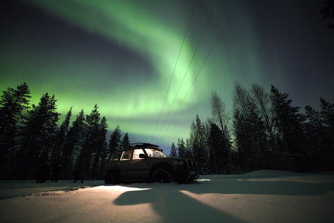 Private Group: Northern Lights Hunt 4x4 SUV with Aurora guarantee - Your 8 pm pickup from Levi or Kittilä