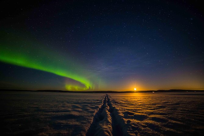 Private Northern Lights photography tour in Rovaniemi - Riding out in a private vehicle