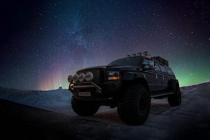 Private Super Jeep Northern lights hunt from Reykjavik - Waiting for the Aurora in the snow