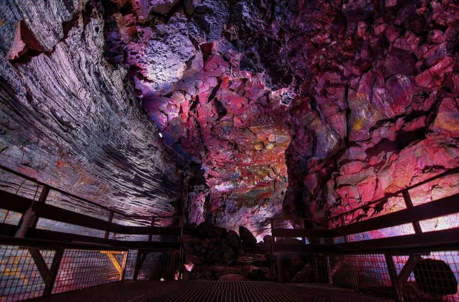 Reykjavik: Evening Lava Tunnel and Northern Lights Hunt - Hot cocoa, blankets, and the waiting game