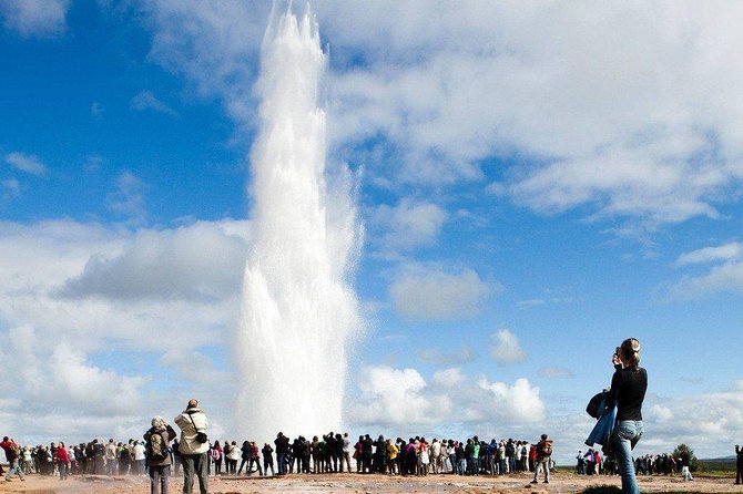 Reykjavik: Golden Circle and Northern Lights Small-Group Tour - Thingvellir: geology and Icelandic history together