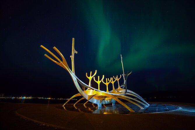 Reykjavik: Northern Lights Comfort Coach with Surprise - Three stops, changing skies, and dark countryside