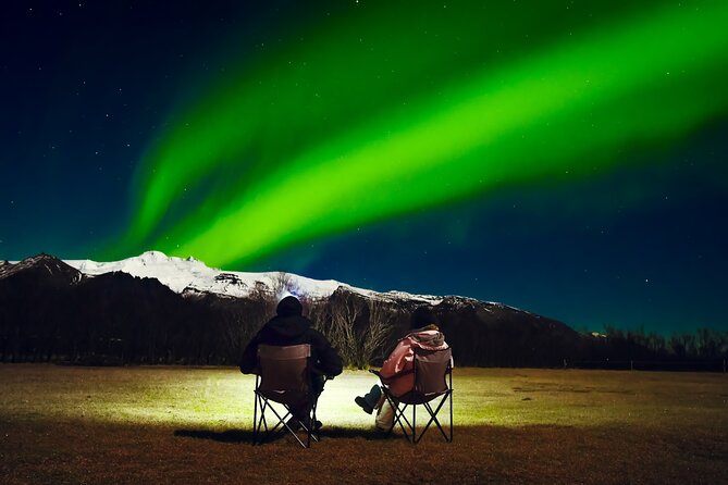 Reykjavik: Northern Lights Comfort Coach with Surprise - Hot chocolate, cold feet, and the Icelandic surprise