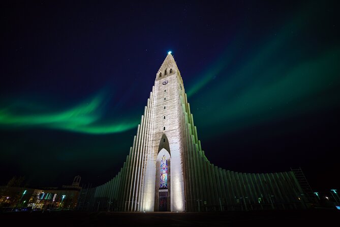Reykjavik: Northern Lights Comfort Coach with Surprise - Learning the science without losing the fun
