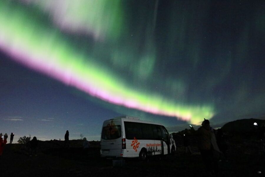 Reykjavik: Northern Lights Tour with Free Photos & Hot Cocoa - Dark-sky stops and changing scenery