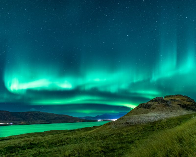 Reykjavik: Northern Lights Tour with Free Photos & Hot Cocoa - Hot chocolate, winter cold, and what to wear