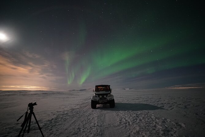 Reykjavik Northern Lights Tour with Pro Aurora Photos Small Group - Cocoa, cookies, and the practical value of warmth