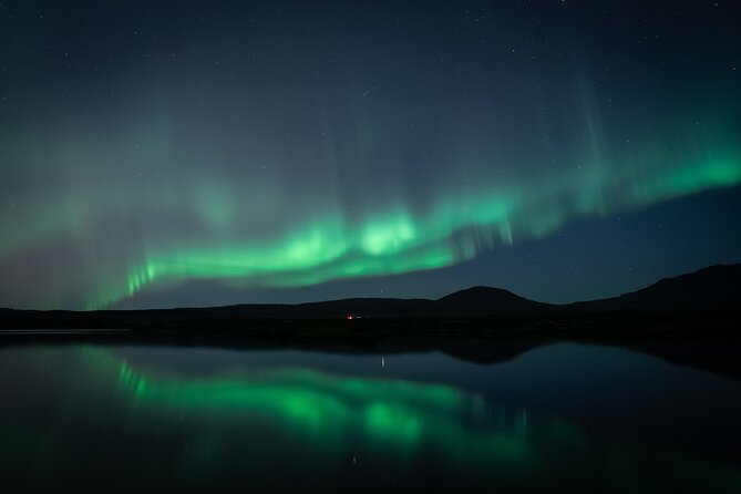 Reykjavik Northern Lights Tour with Professional Photographer - The comfort stop: hot chocolate, pastries, and blankets