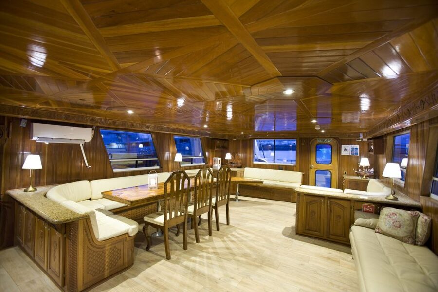 Reykjavik: Northern Lights Yacht Tour - Photography from a moving yacht