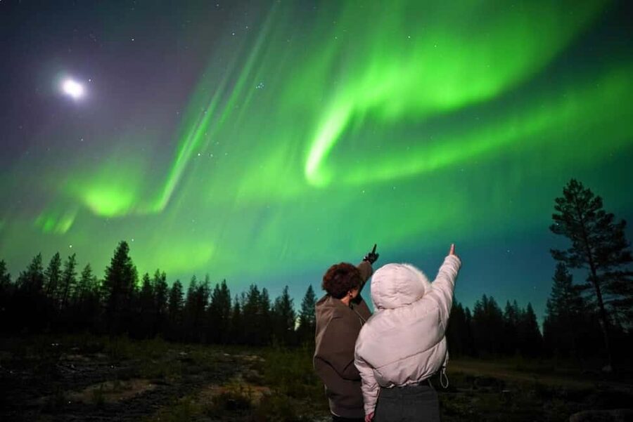 Rovaniemi:%100 Money Back Guarantee Northern Lights Hunting - The first photo stop: snow, darkness, and patience