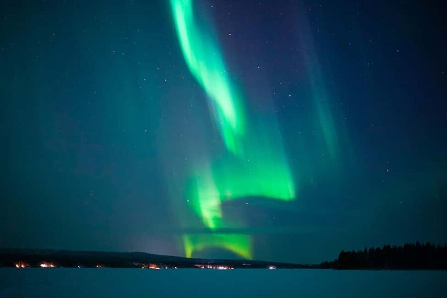 Rovaniemi: Aurora hunting and a fireside BBQ experience - A fireside meal beside a frozen lake
