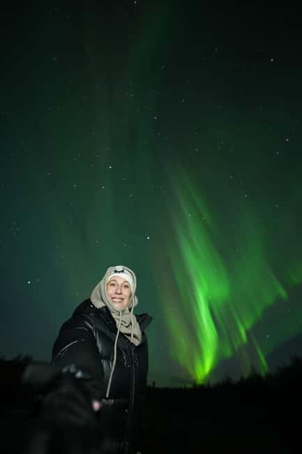 Rovaniemi: Coffee under Northern Lights & Professional Photo - Inside a small group of seven