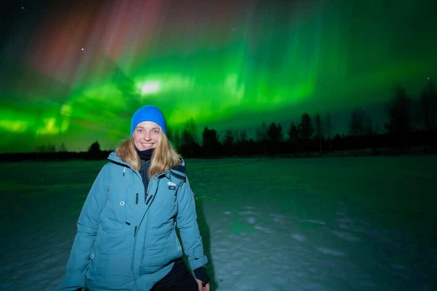 Rovaniemi: Guaranteed Aurora Hunt with Local Guides & Photos - Coffee, snacks, and the first photo stop