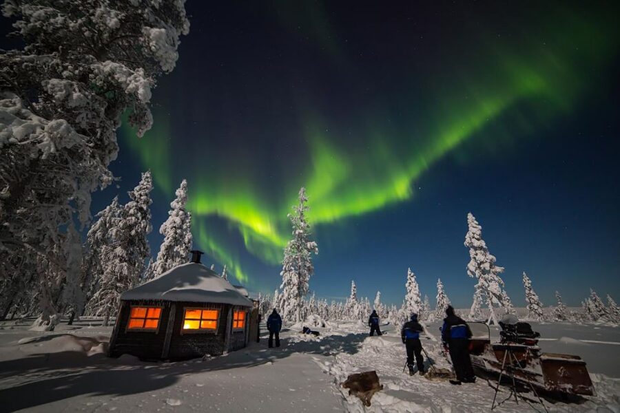 Rovaniemi: Lakeside Private Sauna with Aurora Borealis - Hot drinks, towels, slippers, and small comforts