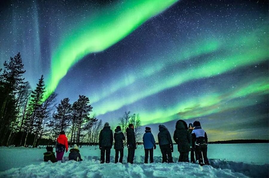 Rovaniemi: Lapland Northern Lights Tour with BBQ - Waiting for the Aurora
