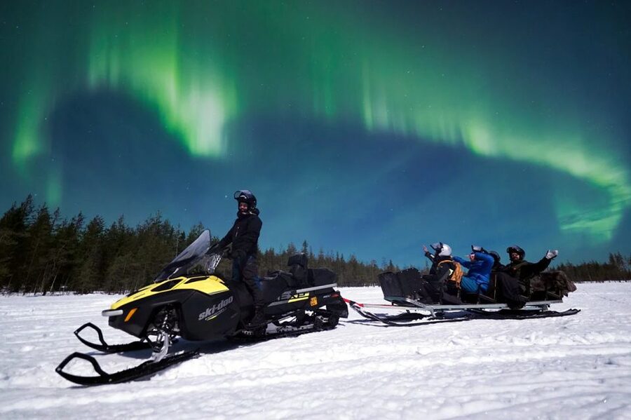 Rovaniemi: Northern Lights Sleigh Ride - Waiting beside a frozen lake