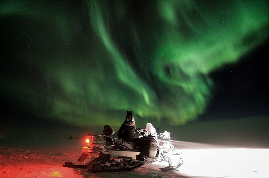 Rovaniemi: Northern Lights Snowmobile Hunt - Waiting for the Northern Lights