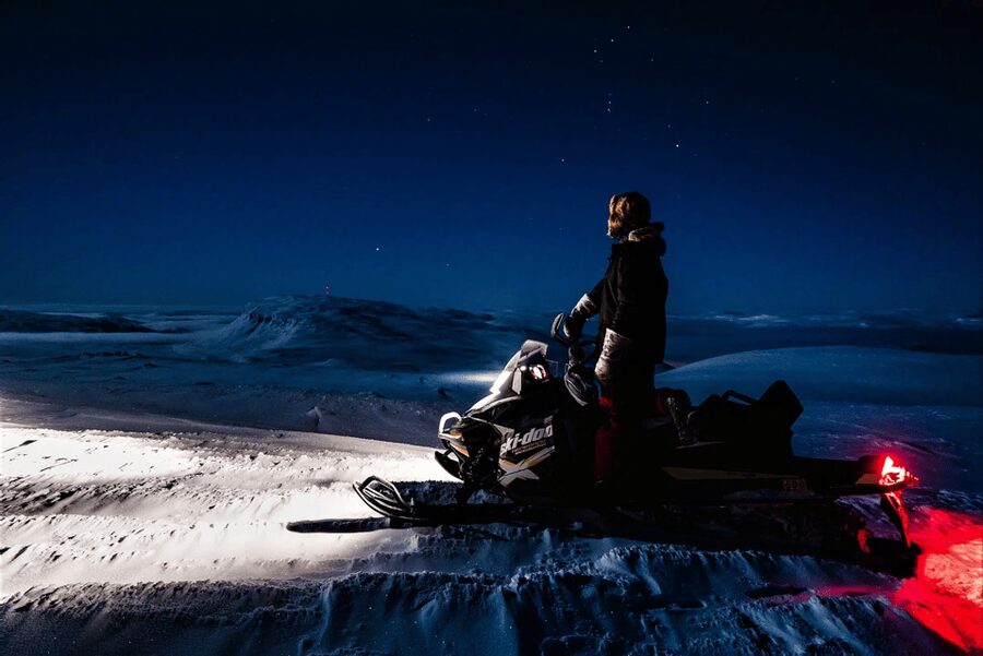 Rovaniemi: Northern Lights Snowmobile Safari with Campfire - Getting dressed for Arctic night riding