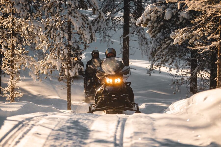 Rovaniemi: Northern Lights Tour with Electric Snowmobiles - Fire, grilled sausage, cinnamon roll, and tea