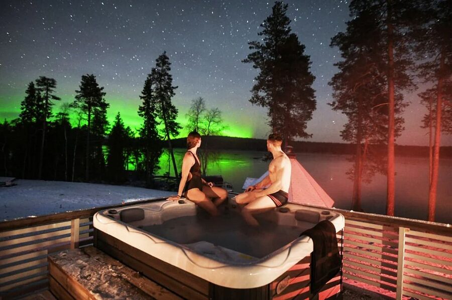 Rovaniemi: Northern Lights Trip with Arctic Sauna & Jacuzzi - Key points at a glance